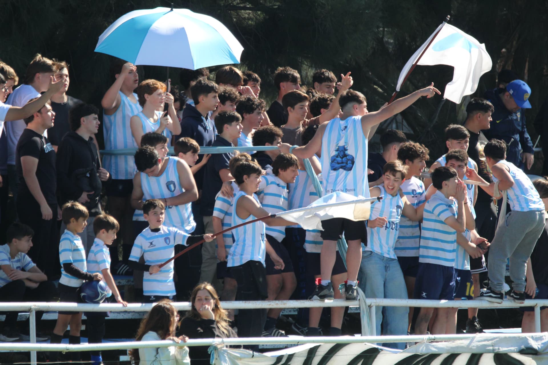Hinchada del Banco Nación con banderas y camisetas celeste y blanca